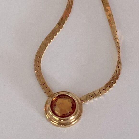 Vintage Signed Avon Amber Crystal Pendant on Gold Tone Serpentine Necklace. - Picture 2 of 4